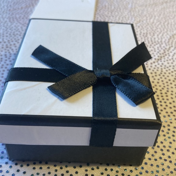 Vintage Geometric Earrings - Picture 6 of 7